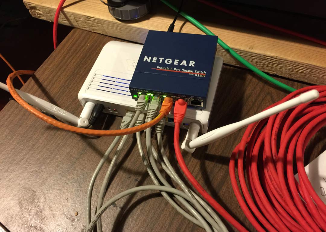 NetGear-box-with-wires